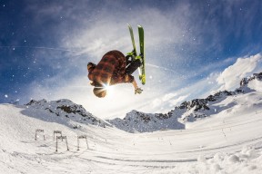 竞彩足球：大洛佩斯半场连飙冷箭，弧顶三分如雨助雄鹿确立优势